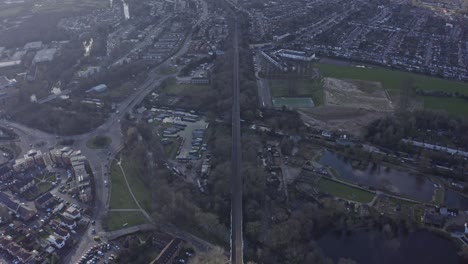 Disparo-De-Drones-Amplio-Y-Estable-De-Un-Ferrocarril-Largo-Y-Recto-En-Los-Suburbios-De-Londres,-Reino-Unido,-Watford