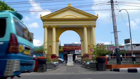 Verkehr-Auf-Der-Jalan-Sincere-Street-In-Magelang,-Java,-Indonesien