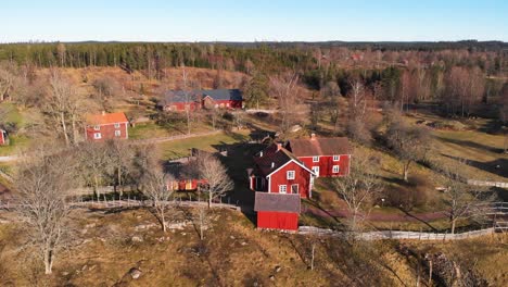 Toma-Aérea-Del-Asentamiento-Histórico-Con-Casas-De-Campo-En-Asens-Por-Reserva-Cultural,-Suecia