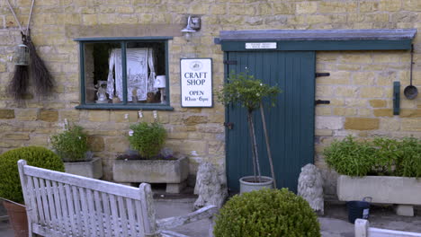 Este-Video-Muestra-La-Galardonada-Tienda-De-Regalos-Y-Artesanías-En-Lower-Matadero,-Cotswold,-Reino-Unido.