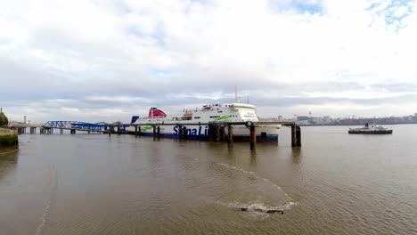 Buque-De-Carga-De-La-Línea-De-Stena-Cargando-El-Envío-De-Carga-Desde-La-Terminal-Wirral-De-Liverpool-Timelapse