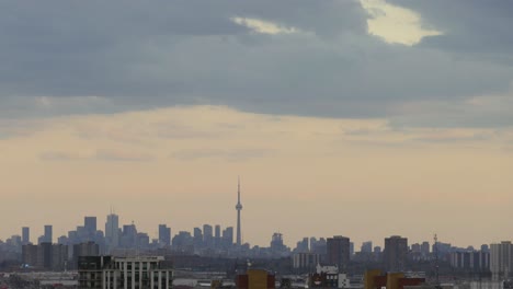 Horizonte-De-Toronto-Y-Timelapse-De-La-Torre-Cn-En-Un-Día-Nublado,-Tiro-A-Distancia