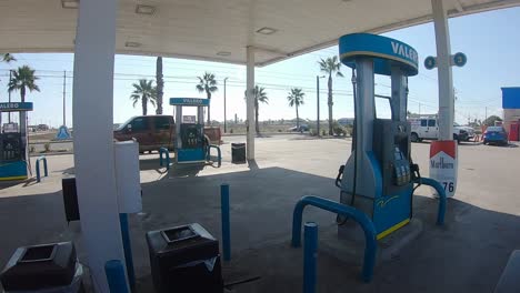 POV-Während-Der-Langsamen-Fahrt-In-Eine-Valero-Tankstelle---Sichtweise