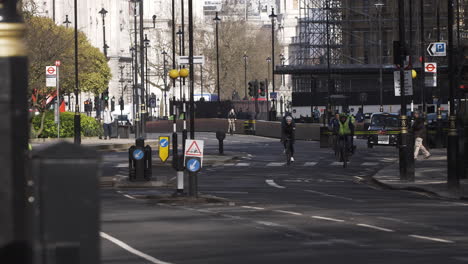 Vista-Mirando-Hacia-Millbank-Road-De-Ciclistas-Y-Tráfico-Por-Carretera-En-Londres