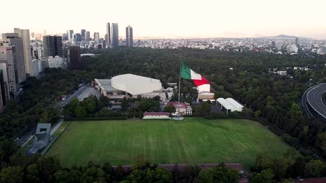 Bandera-Mexicana-En-El-Bosque-De-Chapuletepec-Vista-Con-Un-Drone