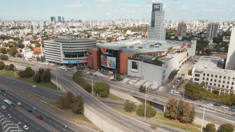 Vista-Aérea-Del-Centro-Comercial-Dot-Baires-Que-Revela-La-Avenida-General-Paz