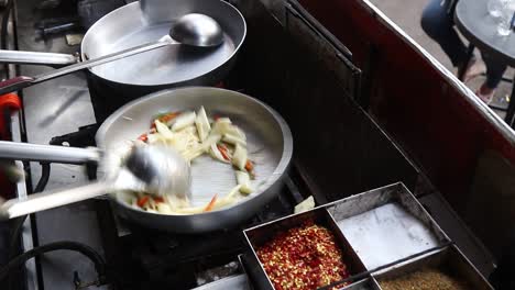 Professional-chef-prepares-white-sauce-Pasta-at-a-street-food-shop-at-Chat-Gali-in-Agra,-India-on-07-March-2021