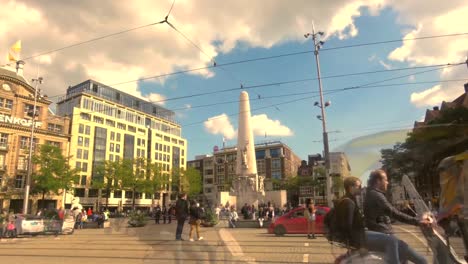 Timelapse-De-La-Multitud-Alrededor-Del-Monumento-Nacional-En-La-Plaza-Dam,-Amsterdam