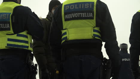 Plano-Medio-Amplio-De-La-Policía-De-Servicio-En-Helsinki-Vistiendo-Chalecos-De-Alta-Visibilidad,-Durante-Las-Manifestaciones-De-Helsinki