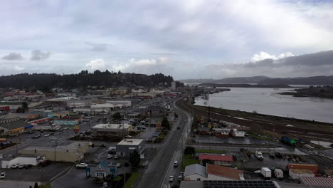 Geschäftsbetriebe-Entlang-Des-Oregon-Coast-Highway-In-Coos-Bay,-Oregon