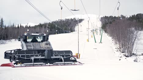 Snowcat-Conduciendo-Por-Pistas-De-Esquí,-Preparando-Las-Pistas