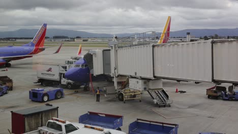 Trabajador-De-Mantenimiento-De-Aeronaves-Realizando-Inspecciones-En-Un-Avión-Del-Suroeste-En-San-Jose,-California