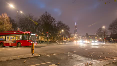 Time-lapse-Del-Día-Al-Anochecer-De-Un-Cruce-En-Londres-Con-El-Fragmento-En-Segundo-Plano