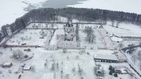 Antena:-Vista-Inclinada-Hacia-Abajo-Del-Monasterio-Pažaislis-En-Invierno-Temprano-En-La-Mañana