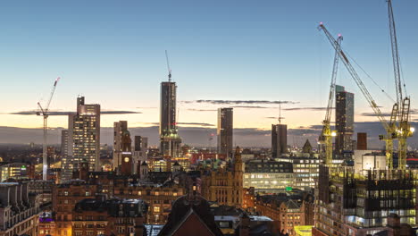 Sonnenuntergang,-Goldene-Stunde,-Zeitrafferansicht-Der-Skyline-Von-Manchester,-Großbritannien,-Mit-Mehreren-Kränen-Beim-Bau-Von-Hochhäusern-Am-Horizont