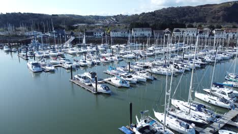 Luxusyachten-Und-Segelboote-Vertäut-In-Conwy-Marina-Mountain-Waterfront-Luftaufnahme-Mit-Steigender-Aussicht-Im-Norden-Von-Wales