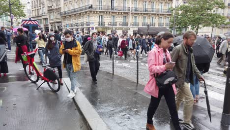 Shot-of-People-Gathering-to-Watch-The-14th-of-July-Military-Parade-on-Champs-Elysées,-Paris-France