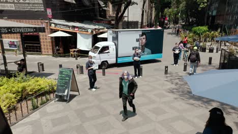 Lufttransportwagen-Auf-Einem-öffentlichen-Platz-Mit-Weitwinkelaufnahme-Eines-Promotion-Trucks