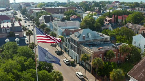 Luftaufnahme-Der-Amerikanischen-Flagge,-Die-über-Dem-Rathaus-Von-Charleston,-SC,-Weht