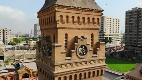 Vista-Aérea-Del-Trabajo-De-Ladrillo-De-La-Torre-Central-En-El-Mercado-De-La-Emperatriz