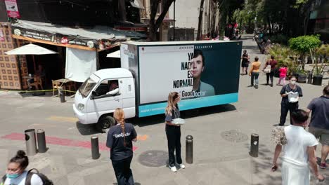 Weitwinkel-über-Der-Aufnahme-Eines-Promotion-Trucks-Für-Die-HBO-Dramaserie-Am-Tag