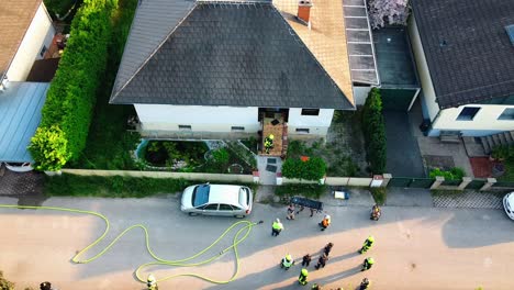 Antena---Bomberos-Y-Manguera-En-Un-Incendio-En-Oberwaltersdorf,-Austria