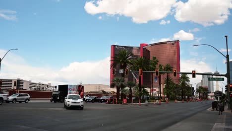 Tráfico-De-La-Tarde-En-El-Strip-De-Las-Vegas-Cerca-De-New-Resorts-World