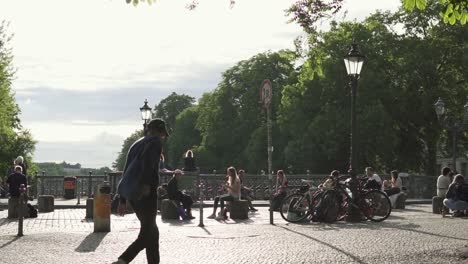 Paisaje-Urbano-De-Gente-Relajándose-En-El-Famoso-Puente-De-Berlín-Kreuzberg