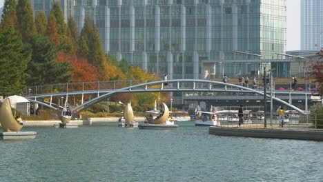 Parque-Central-De-Incheon-Songdo:-Coreanos-Con-Máscaras-Protectoras-Viajan-En-Barcos-Familiares-Y-Catamaranes-Lunares-En-El-Lago-Y-Cruzan-Una-Pasarela-Durante-El-Coronavirus-Covid-19-En-Corea-Del-Sur