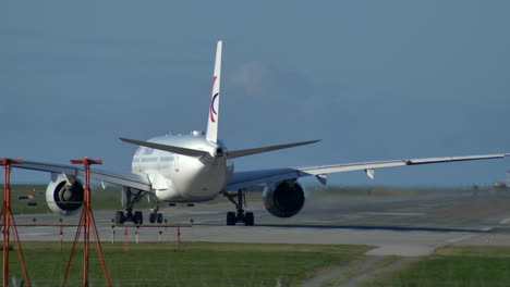 China-Eastern-Airbus-A350-Steht-Auf-Der-Landebahn-In-Vancouver-Dahinter