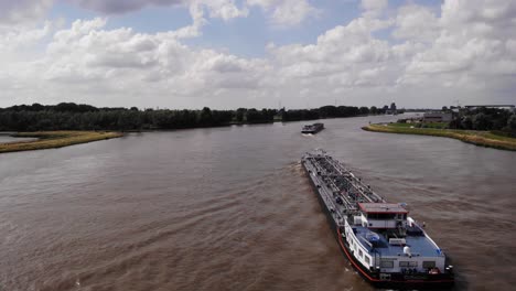 Luftflug-über-Die-Heckseite-Des-Curaçao-Binnentankers-Auf-Dem-Fluss-Noord