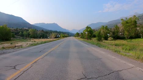 Pov-Während-Der-Fahrt-Auf-Dem-Highway-550-Durch-Das-Uncompahgre-River-Valley-In-Der-Nähe-Von-Ouray-Colorado