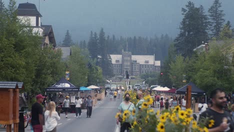 Zona-Peatonal-Con-El-Edificio-De-Administración-De-Parks-Canada-En-Banff