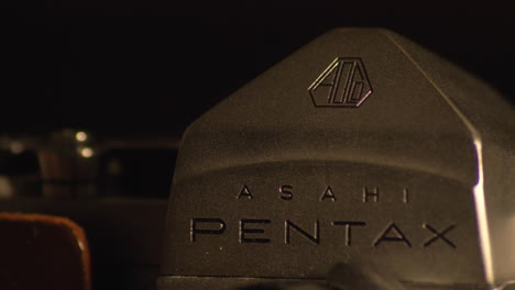 Detalle-De-La-Marca-Y-El-Logotipo-De-La-Cámara-Vintage,-Asahi-Pentax,-Parallax-Cu