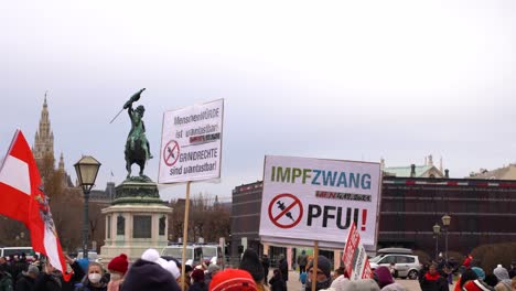 Blick-Auf-Massen-Von-Anti-Covid-Demonstranten-Mit-Blick-Auf-Wien-Im-Hintergrund