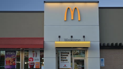 Schild-Zur-Wiedereröffnung-Des-Speisesaals-Im-Restaurant-Mc-Donald&#39;s-Nach-Dem-Covid-19-Notfall,-Ende-Der-Sperrung-Und-Quarantäne