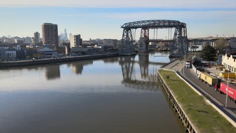 Vorwärtsdrohnenaufnahme-Berühmter-Stahlbrücken-über-Den-Fluss-In-Buenos-Aires