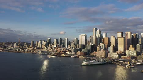 Drohnenaufnahme-Der-Skyline-Von-Seattle-Vom-Wasser-Aus-Bei-Sonnenuntergang