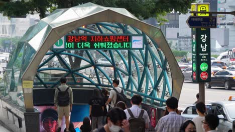 Personas-Con-Mascarillas-Protectoras-Entran-Y-Salen-De-La-Estación-De-Metro-De-Gangnam-Al-Atardecer-Durante-La-Pandemia-Del-Virus-De-La-Corona-Covid-19---28-De-Julio-De-2021-Corea-Del-Sur