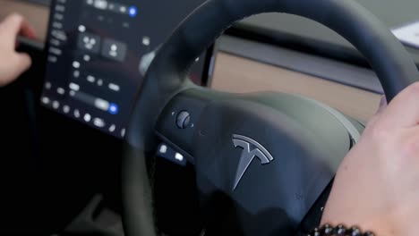 Un-Visitante-Prueba-El-Volante-De-Un-Automóvil-Tesla-En-El-Stand-De-La-Compañía-Estadounidense-Tesla-Motors-Durante-La-Exposición-Internacional-Del-Motor-Que-Exhibe-Autos-Eléctricos-EV-En-Hong-Kong.