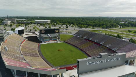 Estadio-De-Fútbol-De-La-Universidad-Estatal-De-Iowa-Revelado-Por-Toma-Aérea-De-Establecimiento