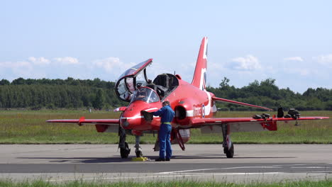 Mechaniker-überprüfen-Flugzeuge-Mit-Roten-Pfeilen-Auf-Der-Landebahn-Vor-Dem-Start