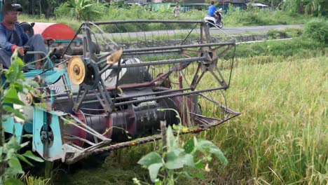 Yogyakarta,-Indonesia---11-De-Diciembre-De-2021:-Cosechadora-Combinada-Con-Arrozales