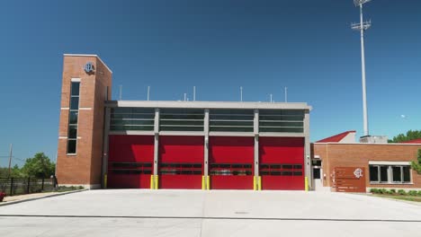 Exterior-Durante-El-Día-Que-Establece-La-Toma-De-La-Moderna-Estación-De-Bomberos-De-Ladrillo-Rojo