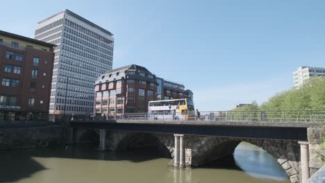 Autobús-De-Dos-Pisos-De-Bristol-Pasando-Por-El-Puente-De-Bristol-A-Mediodía