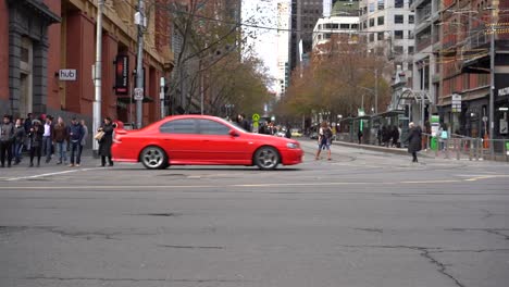 Aufnahmen-Von-Melbourne,-Australien,-Blick-Auf-Den-Verkehr-Mit-Straßenbahnen,-Autos-Und-Fußgängern,-Dem-Berühmten-Bahnhof-Southern-Cross-In-Australien-–-Ansicht-Von-Unten,-Der-Den-Lebensstil-Von-Melbourne-Zeigt