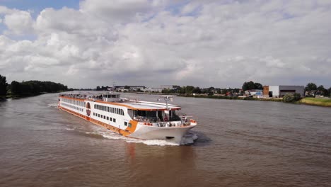 Luftaufnahme-über-Dem-Vorderen-Bug-Des-Flusskreuzfahrtschiffes-MS-Vistastar-Auf-Dem-Fluss-Noord