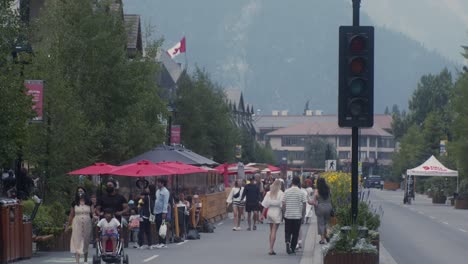 Zona-Peatonal-Concurrida-En-Banff,-Alberta,-Canadá