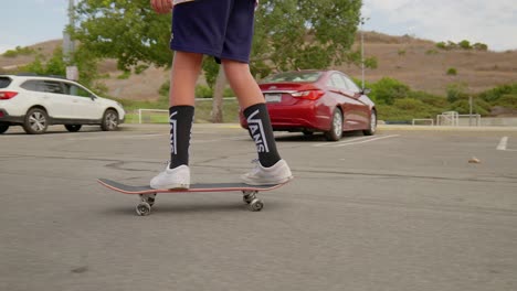 Adolescente-Caucásico-Montando-Una-Patineta