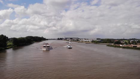 Luftaufnahme-Des-Flusskreuzfahrtschiffes-MS-Vistastar,-Das-Entlang-Des-Flusses-Noord-Fährt